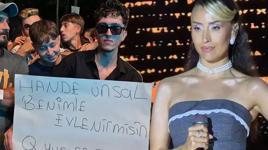 Hande Ünsal’a sahnede sürpriz evlilik teklifi! Ünlü sanatçıdan ilginç cevap