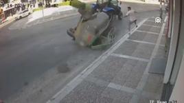 Tankerin altında kalmaktan son anda kurtuldu