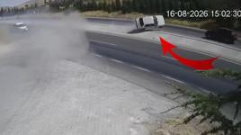 Konya'da feci kaza kamerada! Bir parçadan kaçmak isterken karşı şeride geçti: 2 kişi hayatını kaybetti