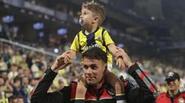 Tribünde forması çıkartılan Fenerbahçeli çocuk, Kadıköy’de Lyon maçında!