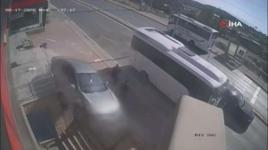 Otomobil merdiven boşluğuna uçtu! 2 kişi ezilmekten saniyelerle kurtuldu