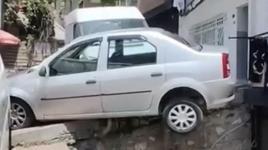 Beyoğlu'nda yokuştan kayan kargo aracı otomobile çarptı: Araç askıda kaldı