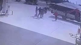 Ailesinin gözü önünde genç kadını silah zoruyla aracına bindirerek kaçırdı