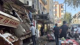 Gölcük’te klima tadilatı sırasında çökme! 2 usta yaralandı, bir kişi içeride mahsur kaldı