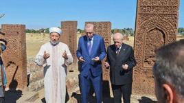 Cumhurbaşkanı Erdoğan Ahlat Selçuklu Kabristanı'nı ziyaret etti