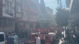 Küçükçekmece'de bir evde deodorant kutusunun patlaması sonucu 3 kişi yaralandı