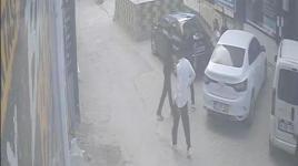 Darbedilen kadını kurtarmak isteyen gencin bıçaklı saldırıya uğradığı anlar kamerada