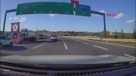 Çekmeköy'de otomobilin yol işaretleme aracına çarptığı kaza kamerada