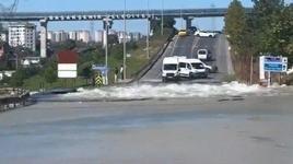 İstanbul Başakşehir’de su borusu patladı! Ortalık göle döndü