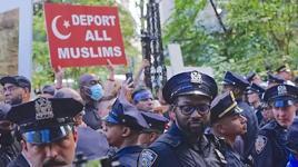 New York'ta İslam karşıtı protestocularla karşıt göstericiler arasında arbede çıktı