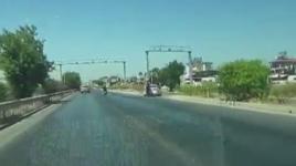 Kontrolsüz şekilde tali yola dönen otomobile arkadan gelen motosiklet çarptı