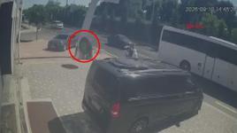 Kamyonun fırlayan tekerleği tabelaya çarptı