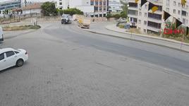 Hafriyat kamyonu karşı yöne geçip kamyon ile istinat duvarına çarptı