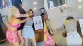 4 kadın birbirine girdi! Başını tutup masaya defalarca vurdu