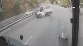 Virajı alamayan kamyonet spin attı