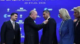 9 belediye başkanı AK Parti'ye katıldı! Rozetlerini Erdoğan taktı