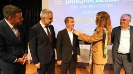 CHP’den AK Parti’ye 6 isim birden! Ataşehir’de rozetler takıldı