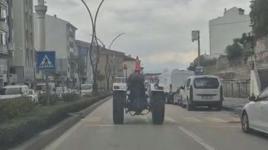 Trafikte ilginç görüntü! Kafasına taktığı duba ile...