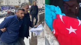 Bayrakları çöpe kendisi attı, 'Vatan hainleri' diye paylaştı