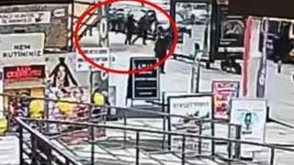 Bağdat Caddesi’nde korku dolu anlar! İkiz kardeşlerin üzerine devrildi