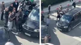 Bayrampaşa'da sürücülerin yol kavgası: Kafa atıp tekme ve yumruklarla saldırdı!
