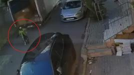 Avcılar'da korkunç anlar kamerada! Yolda yürüyen kadına çarpan kamyonet can aldı