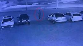 6 otomobili benzin dökerek ateşe verdi, polise teslim oldu