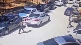 Park halindeki araç bir anda harekete geçti! Koşarak gelen...