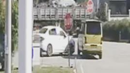 Bagaj kapağı açıldı, eşyalar yola savruldu! Çarpışmanın şiddetiyle...