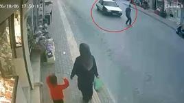 Otomobilin çarpacağını anlayınca yaptığı hareket hayatını kurtardı