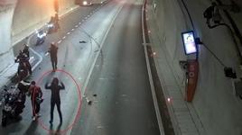 Tünelde feci kaza kamerada! Eşinin öldüğü, oğlunun yaralandığı kazaya tanık olunca sinir krizi geçirdi