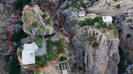 Farklı kayalardaki ev ve bahçesine köprü ile ulaşım sağlanıyor
