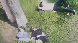 Gezi Parkı’nda uyuyan kişinin cep telefonunu sürünerek çaldı! Akılalmaz göründü