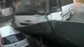 Sürücünün çabası yetersiz kaldı! Bir anda harekete geçen...