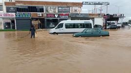 Mersin'de sağanak hayatı felç etti! Yollar göle döndü, araçlar sel sularında mahsur kaldı