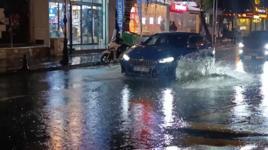Tekirdağ'da şiddetli yağış! Cadde göle döndü, sürücüler zorlandı