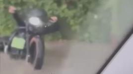 Suya batan motosikletinin zor anları kamerada