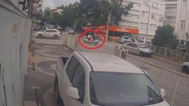 Kıl payı kurtuldu! 3 saniye önce olay yerinden geçen...