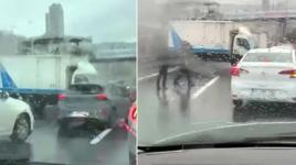 İstanbul'da E-5'te trafiği kilitleyen kaza! Kamyonet, metrobüs bariyerine çarptı