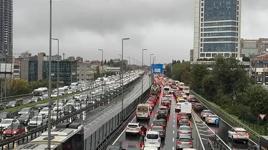 İstanbul trafiğinde son durum: Yağışın da etkisiyle trafik yoğunluğu yüzde 89'a ulaştı