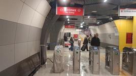 Yenibosna Metrosu'nun tavanından su sızmaya başladı
