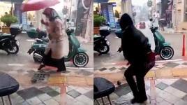 Canlı yayın yaparken gözlerine inanamadı! Mazgaldan çıkan görenleri korkuttu