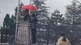 11 yaşındaki Alperen’den yağmur altında duygulandıran hareket! Atatürk büstüne şemsiye tuttu