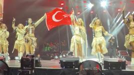 Manifest ilk İngiltere konserini verdi! Sahnede bayrağımızı açtılar