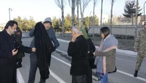 Milletvekili Ilıcalı, paltosunu üşüyen asker babasına verdi