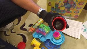 Çocukların oynadığı hamurların içine saklamışlar