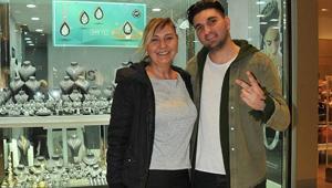 Oğluyla alışveriş turuna çıktı