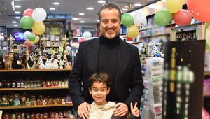 Serdar Bilgili oğluyla alışverişte