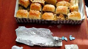 Uyuşturucuları kutudaki baklavaların arasına gizlemiş