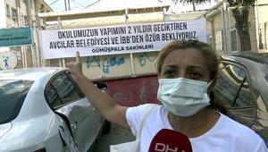 Avcılarda depremden etkilenen okul için belediyelerden özür beklenen pankart asıldı